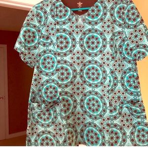 Med contour xl scrub Top. Super cute and bright